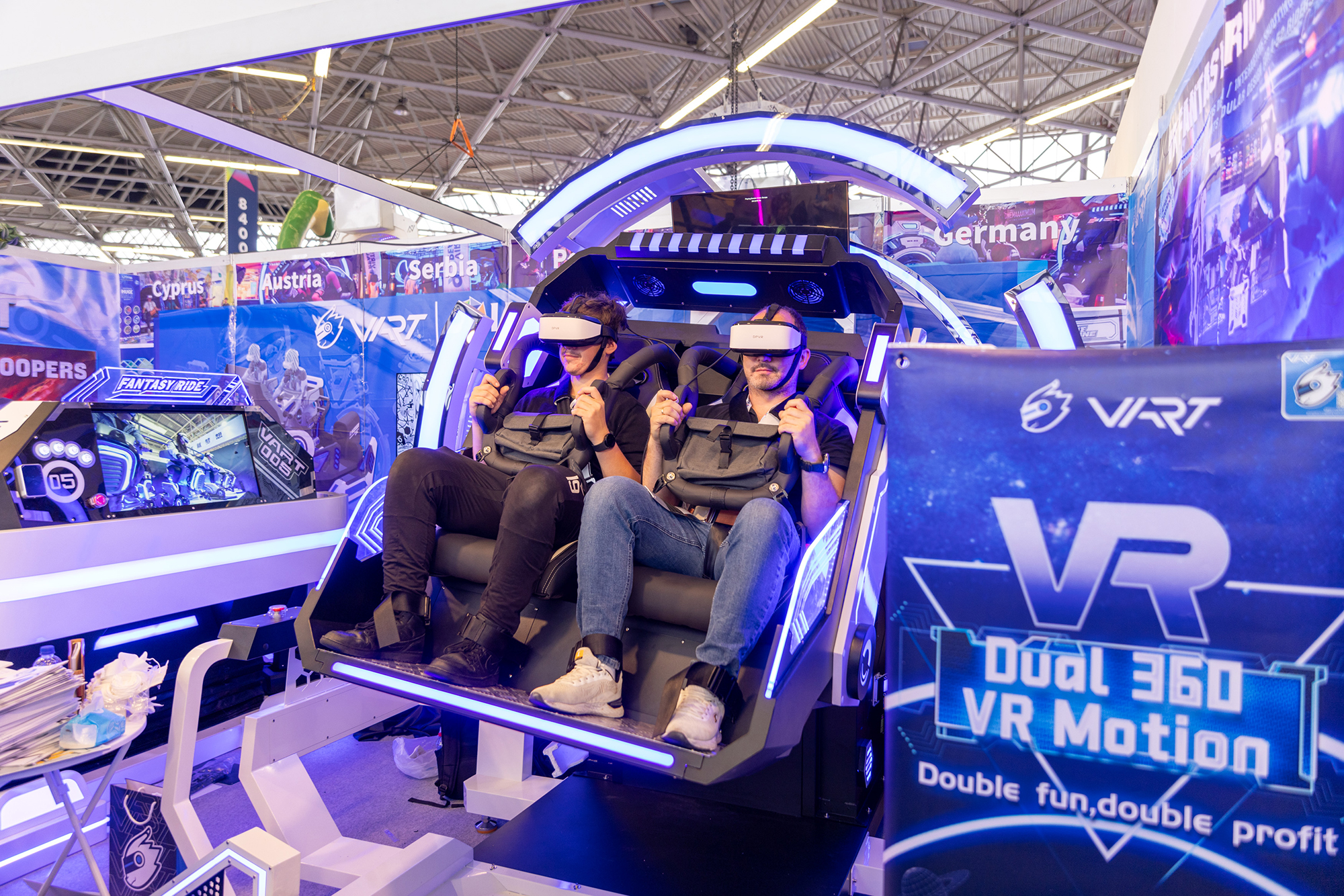 Bezoekers testen een VR-bewegingssimulator op IAAPA Expo
