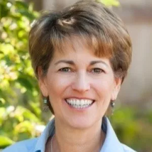 headshot of lisa beach