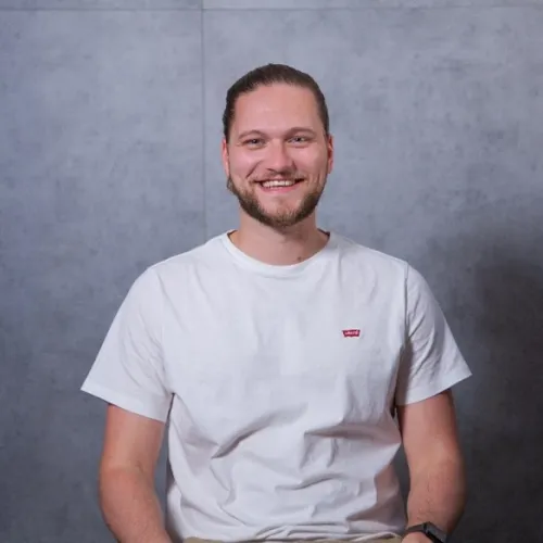 Adrián Logroñ Headshot 