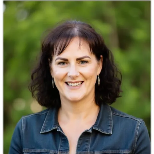 Erin Davis Headshot